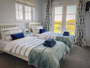 4 bedrooms, Internet - Marine House -  a cottage that sleeps 8 guests  in 4 bedrooms (Camber)