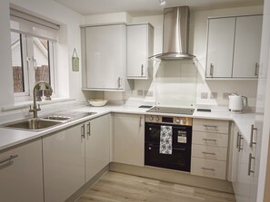 Private kitchen - Sunnyside -  a cottage that sleeps 5 guests  in 3 bedrooms (Camber)