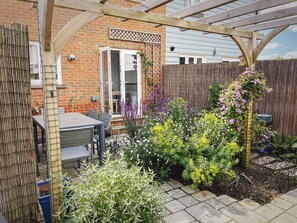 Outdoor dining - Sunnyside -  a cottage that sleeps 5 guests  in 3 bedrooms (Camber)