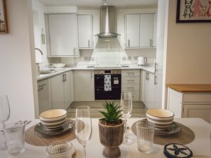 Private kitchen - Sunnyside -  a cottage that sleeps 5 guests  in 3 bedrooms (Camber)