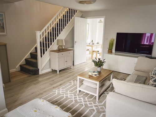 Sunnyside -  a cottage that sleeps 5 guests  in 3 bedrooms