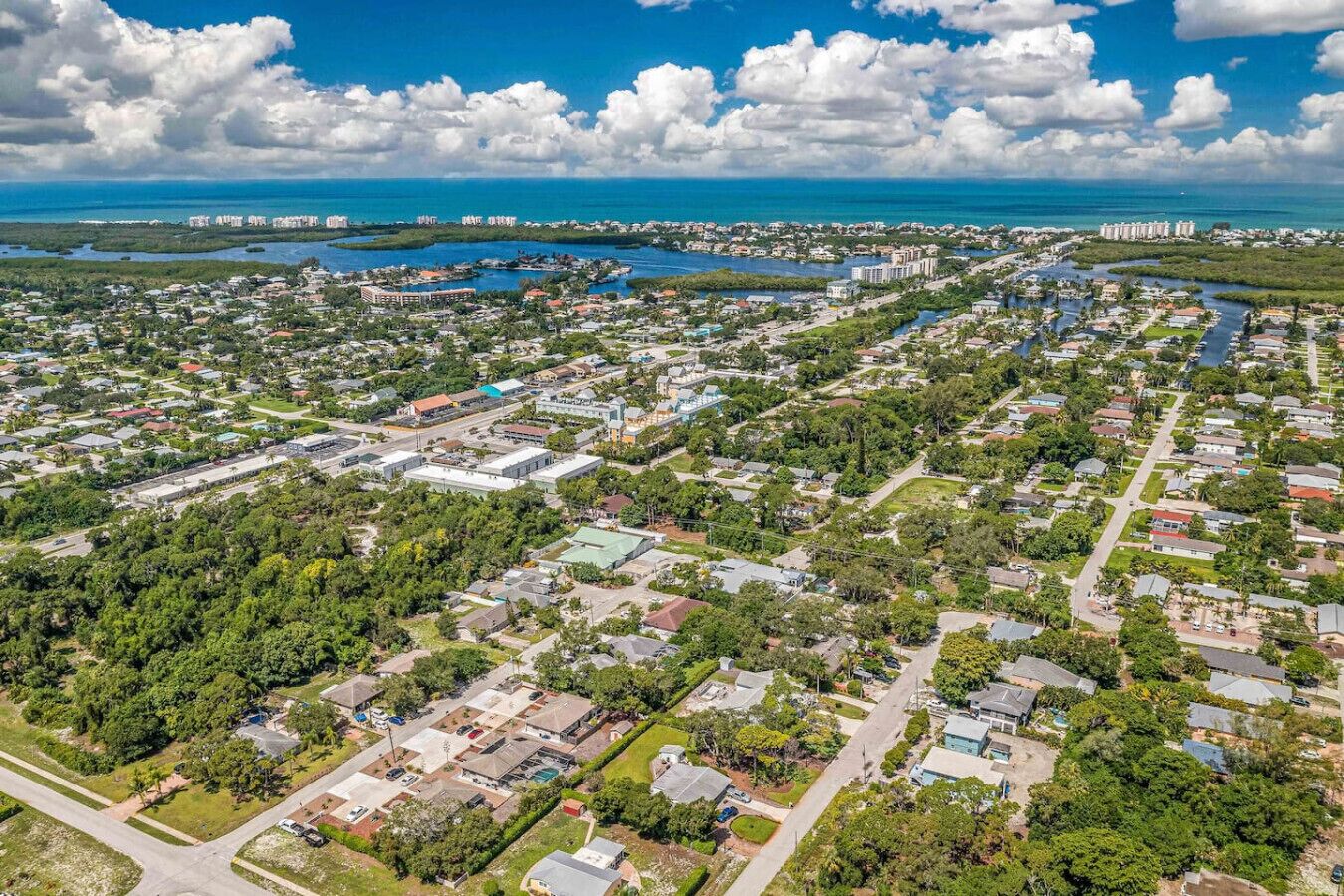 Vista aerea di una zona residenziale con case, strade e corsi d'acqua.