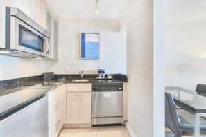 Deluxe Suite, Ocean View | Private kitchen - Intracoastal Oasis (Fort Lauderdale)