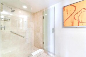 Suite Deluks, pemandangan samudra | Kamar mandi