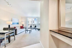 Living area - Intracoastal Oasis (Fort Lauderdale)
