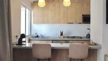 Réfrigérateur, four à micro-ondes, un four, surface de cuisson