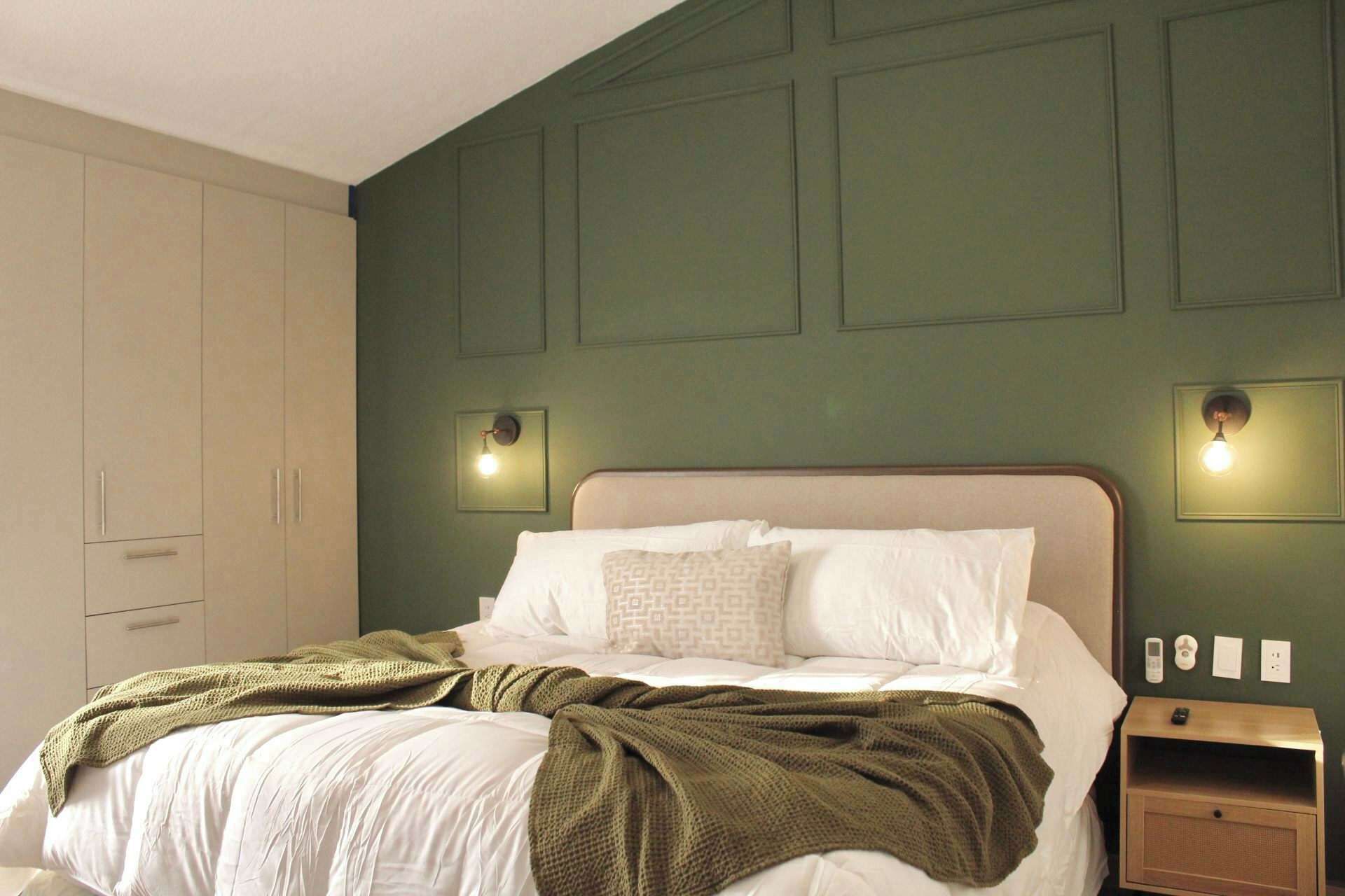 Ein Schlafzimmer mit einem Bett, einem Nachttisch und einem Kleiderschrank.