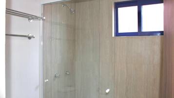 Dusche, Haartrockner, Handtücher