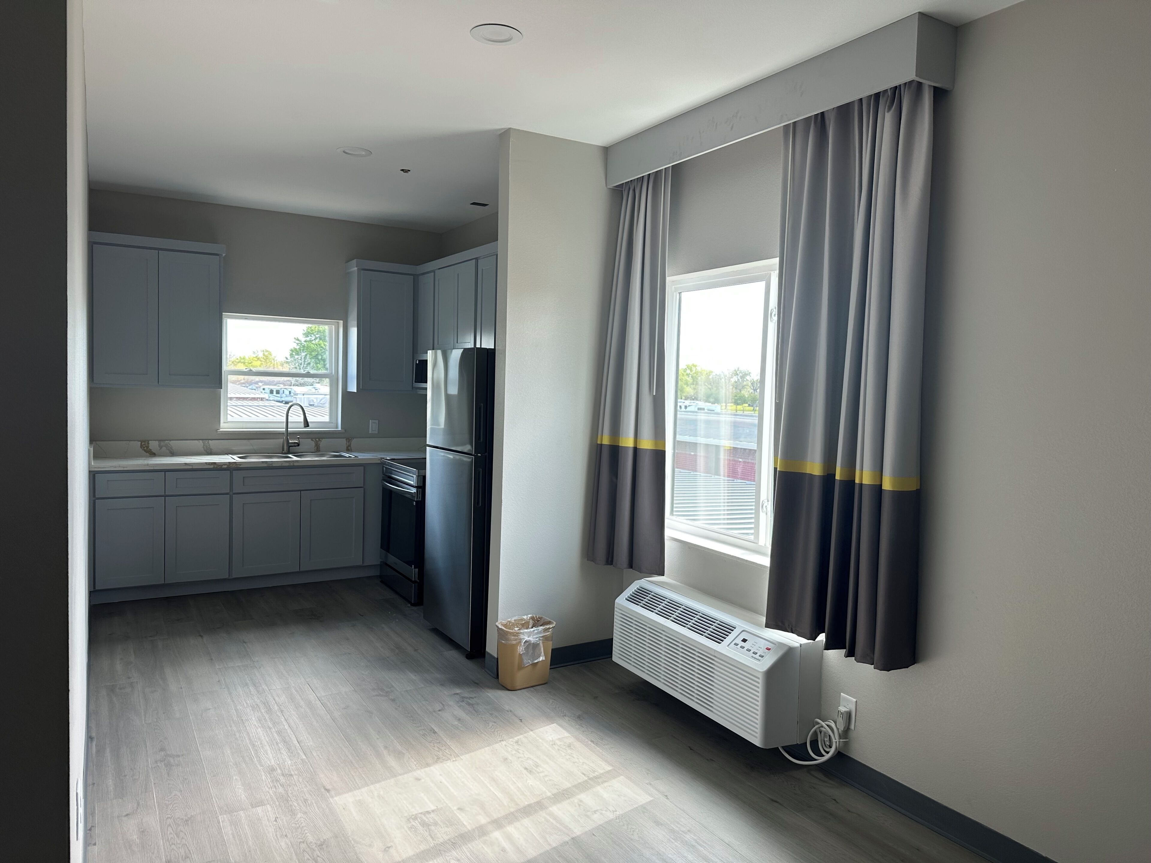 Studio Suite, 1 King Bed, Non Smoking | Private kitchen