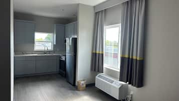 Studio Suite, 1 King Bed, Non Smoking | Private kitchen