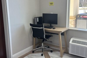 Business center - Super 8 By Wyndham Baytown (Baytown)