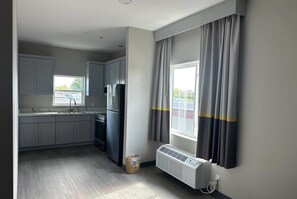 Studio Suite, 1 King Bed, Non Smoking - Super 8 By Wyndham Baytown (Baytown)