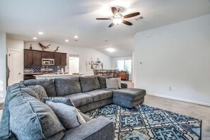 Una televisión, una oficina