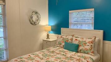 1 bedroom, desk, WiFi