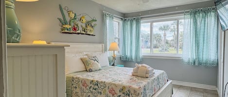 2 bedrooms, desk, WiFi