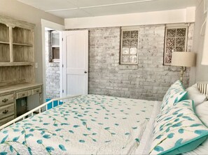 2 bedrooms, desk, WiFi - Two Fish -south beach, lots of amenities (Tybee Island)