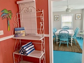 Interior - Two Fish -south beach, lots of amenities (Tybee Island)