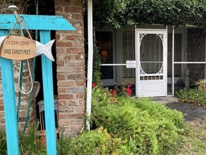 Exterior detail - Two Fish -south beach, lots of amenities (Tybee Island)