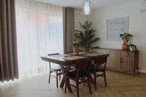 A dining area with a wooden table, chairs, a potted plant, and a cabinet. - +MS +Comfort +Alberca +AC +Ubicación (Santiago de Querétaro)