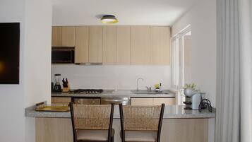 Réfrigérateur, micro-ondes, four, plaque de cuisson