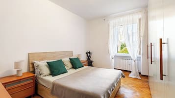 2 bedrooms, in-room safe, iron/ironing board, bed sheets