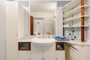 Shower, hair dryer, bidet, towels - MV - Three-room apartment, covered garage 15 minutes from downtown (Trieste)