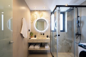 Een douche, een haardroger, handdoeken, zeep