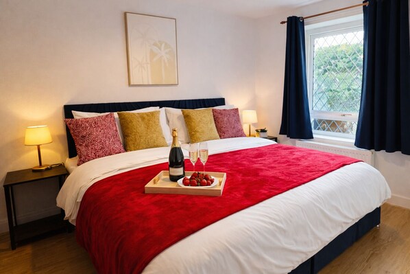 4 bedrooms, iron/ironing board, WiFi, bed sheets