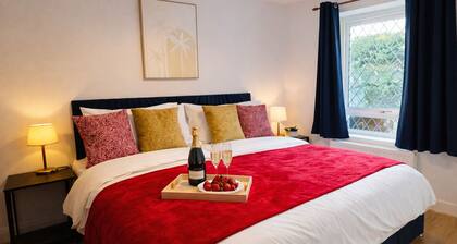 Cosy 4 Bed Home w/ Free Parking. Pet-Friendly!