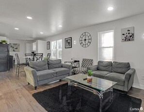 TV - Private 4 BDRM house, 5 Miles from Downtown #1 (Indianapolis)