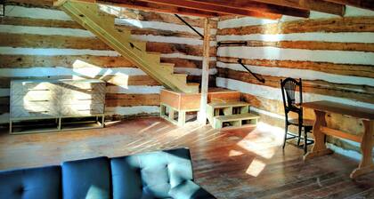 Peaceful mountain cabin in charming Berryville VA - next to river and brewery