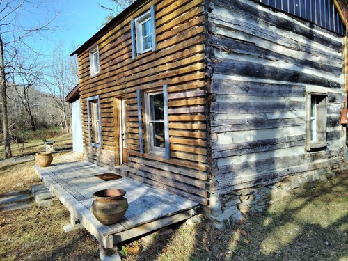 Peaceful mountain cabin in charming Berryville VA - next to river and brewery