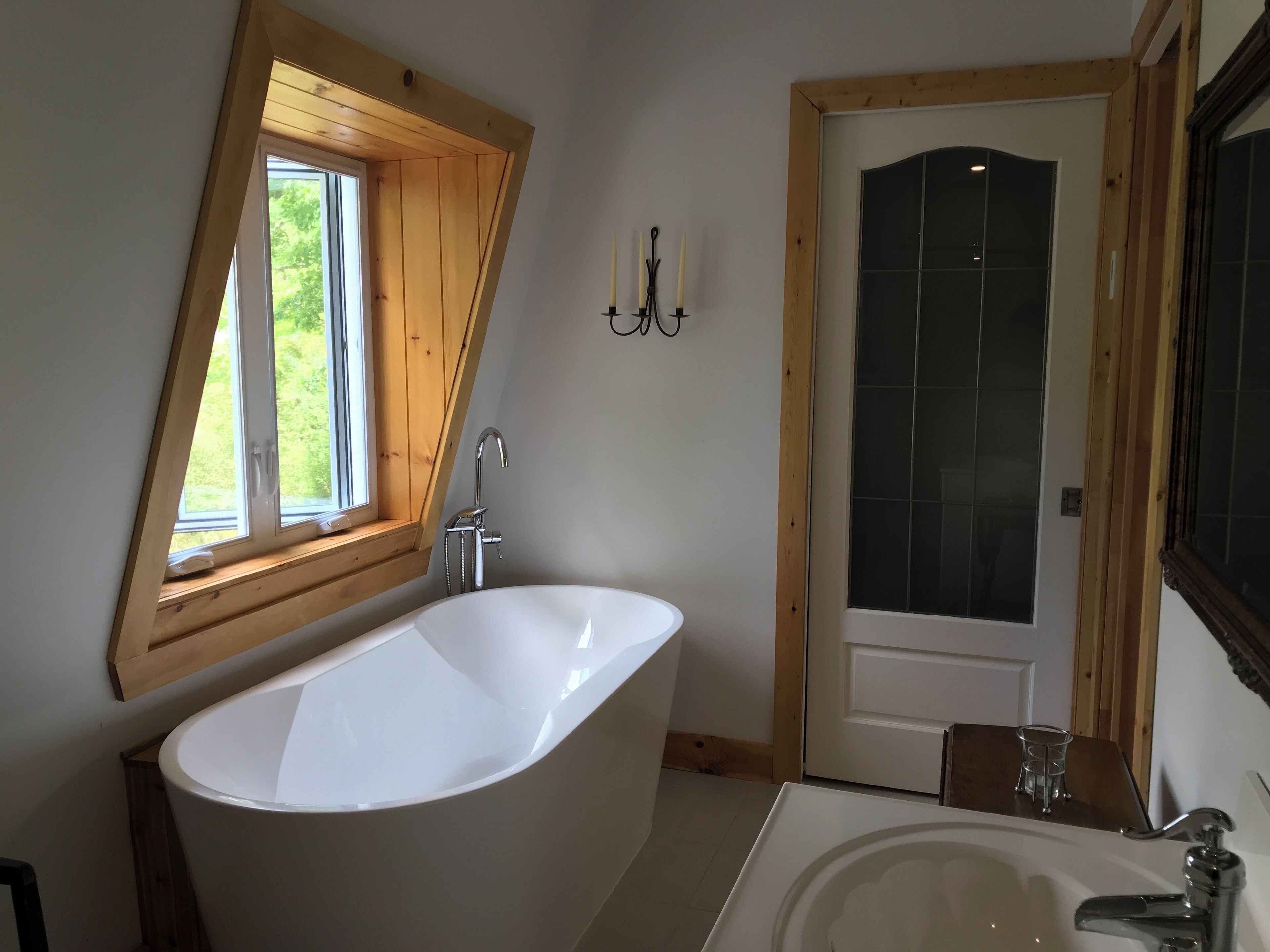 Sèche-cheveux, serviettes fournies, savon, papier toilette