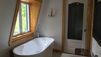 Sèche-cheveux, serviettes fournies, savon, papier toilette