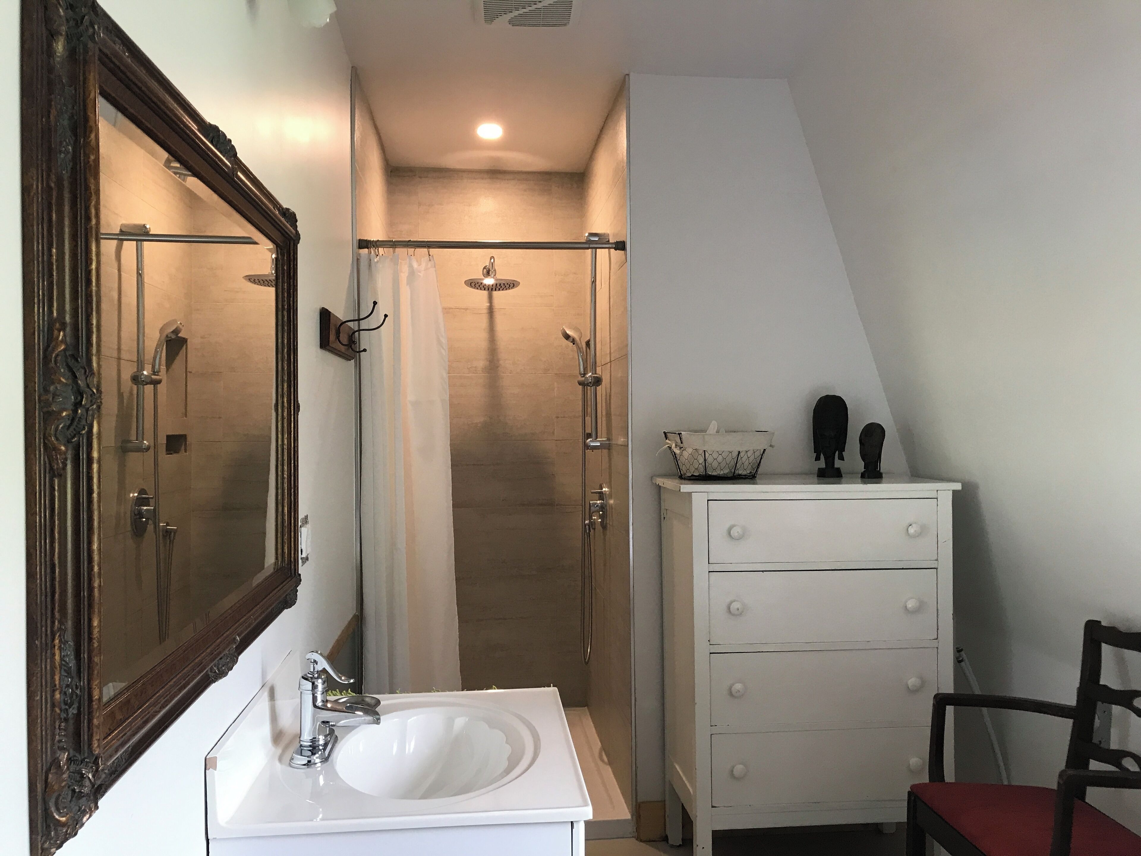 Sèche-cheveux, serviettes fournies, savon, papier toilette
