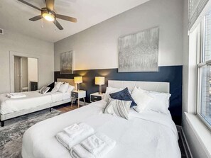 3 bedrooms, iron/ironing board, WiFi, bed sheets - Spacious 3BR2BA Stay Deep Ellum w/Pool Gym Parking (Dallas)