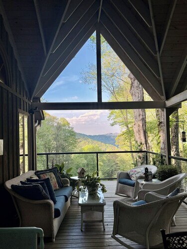 Enchanted Paradise, with hot tub, 2 acres, cascading creek, serenity and beauty!