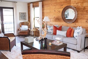 TV, offices - Group Getaway w/ 2 Homes + Fire Pit + Close to RT (Burton)