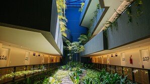 Un pasillo de hotel con varias puertas, cada una numerada.
