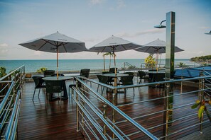 Outdoor dining - Unity #222 a Few Steps From the Beach by Carpediem (João Pessoa)