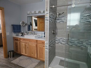 Dusche, Whirlpool, Haartrockner, Handtücher