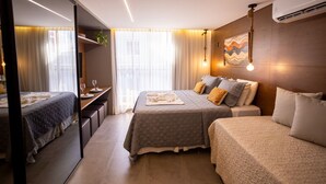 Een moderne hotelkamer met een groot bed, een bureau en een bank.