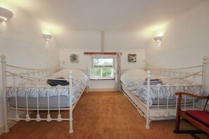 5 quartos, individualmente decorados, individualmente mobiliados