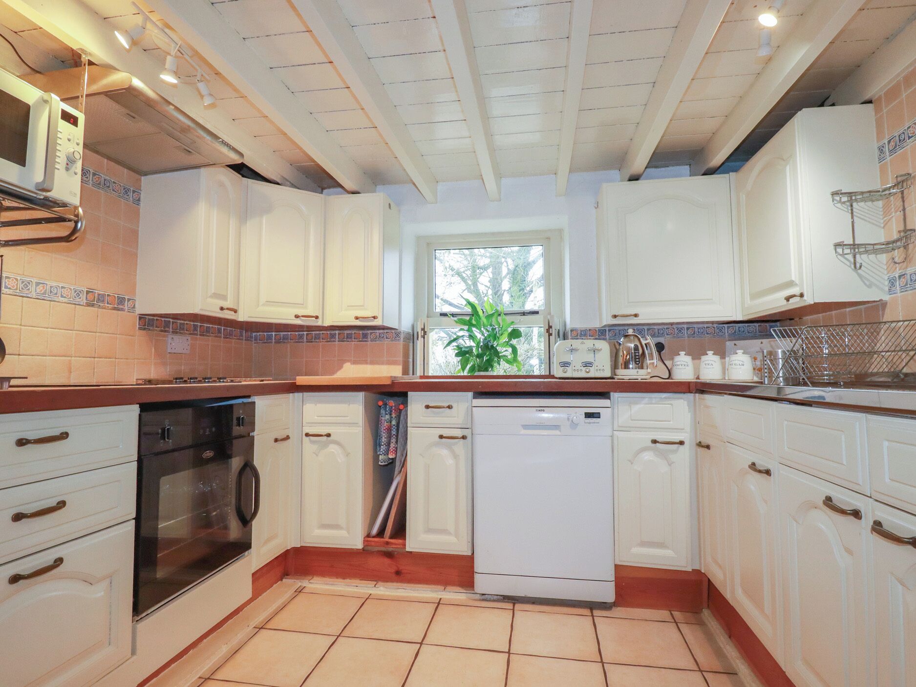 Lave-vaisselle, batterie de cuisine, vaisselle et ustensiles