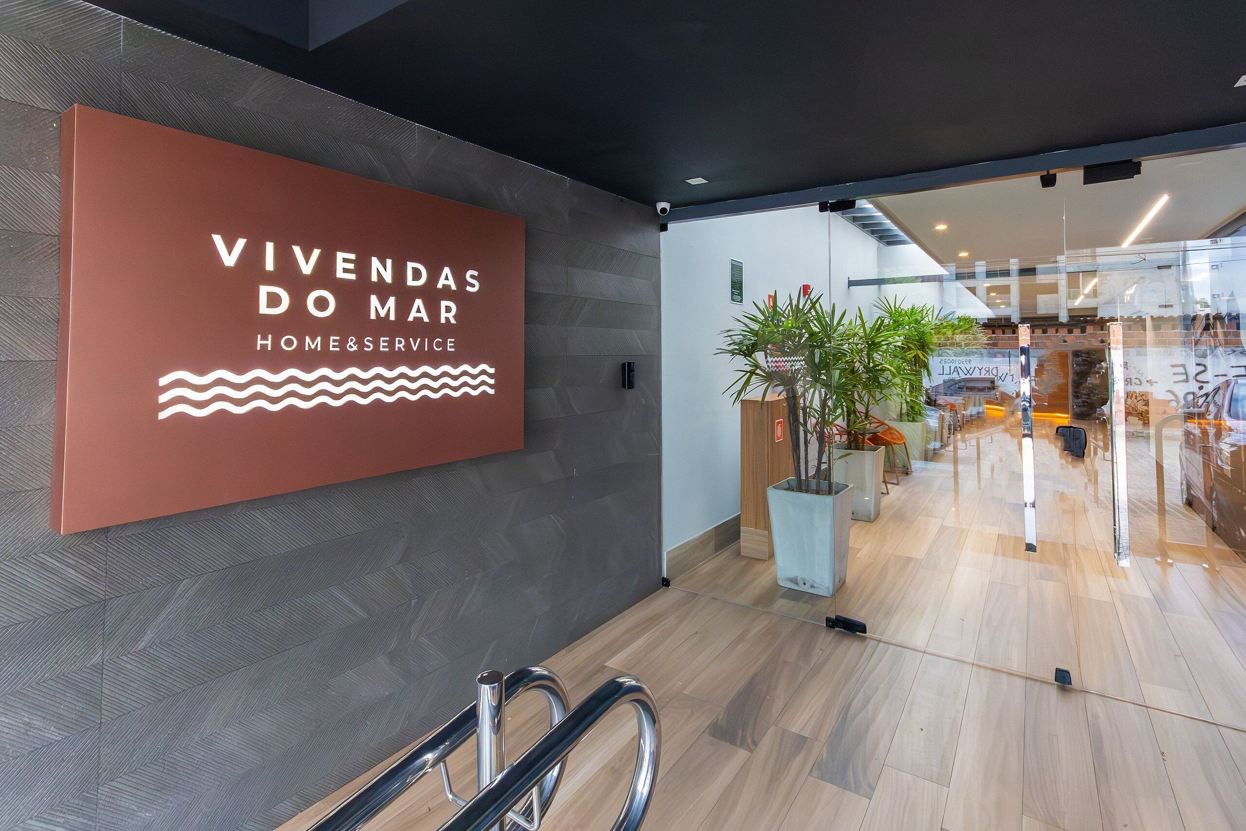 Un interior moderno con un letrero que dice "VIVENDAS DO MAR HOME&SERVICE".