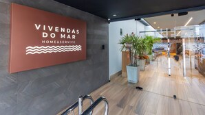 A modern interior with a sign reading "VIVENDAS DO MAR HOME&SERVICE". - Vivendas #404 - Apto em Cabo Branco by Carpediem (João Pessoa)