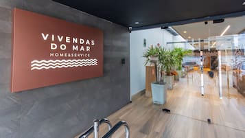 Un interior moderno con un letrero que dice "VIVENDAS DO MAR HOME&SERVICE".