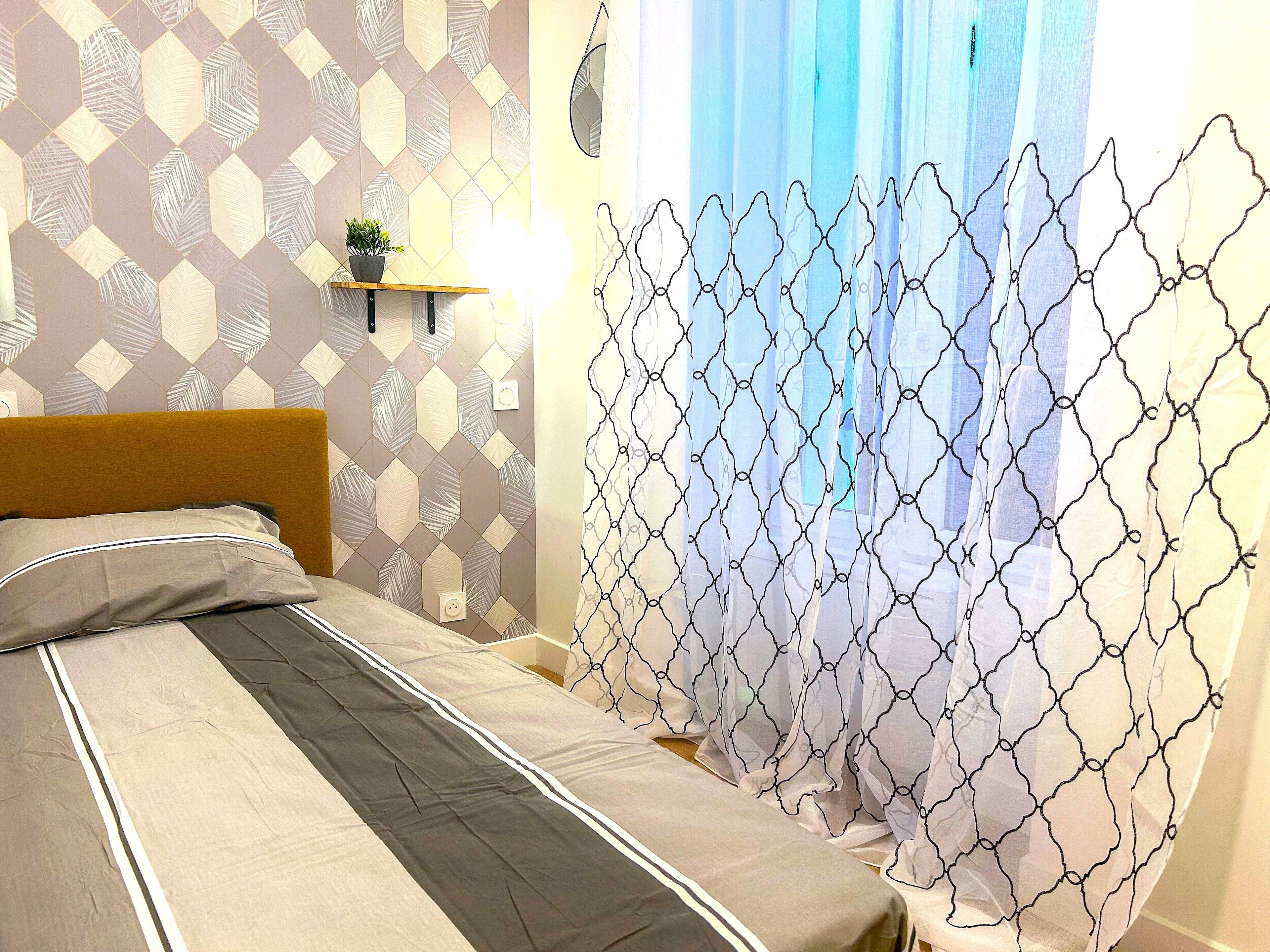 Iron/ironing board, internet, bed sheets