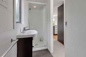Shower, hair dryer - Te Pae - Mangawhai Couples Holiday Retreat (Kaiwaka)