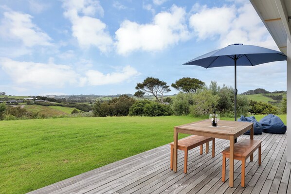 Outdoor dining - Te Pae - Mangawhai Couples Holiday Retreat (Kaiwaka)
